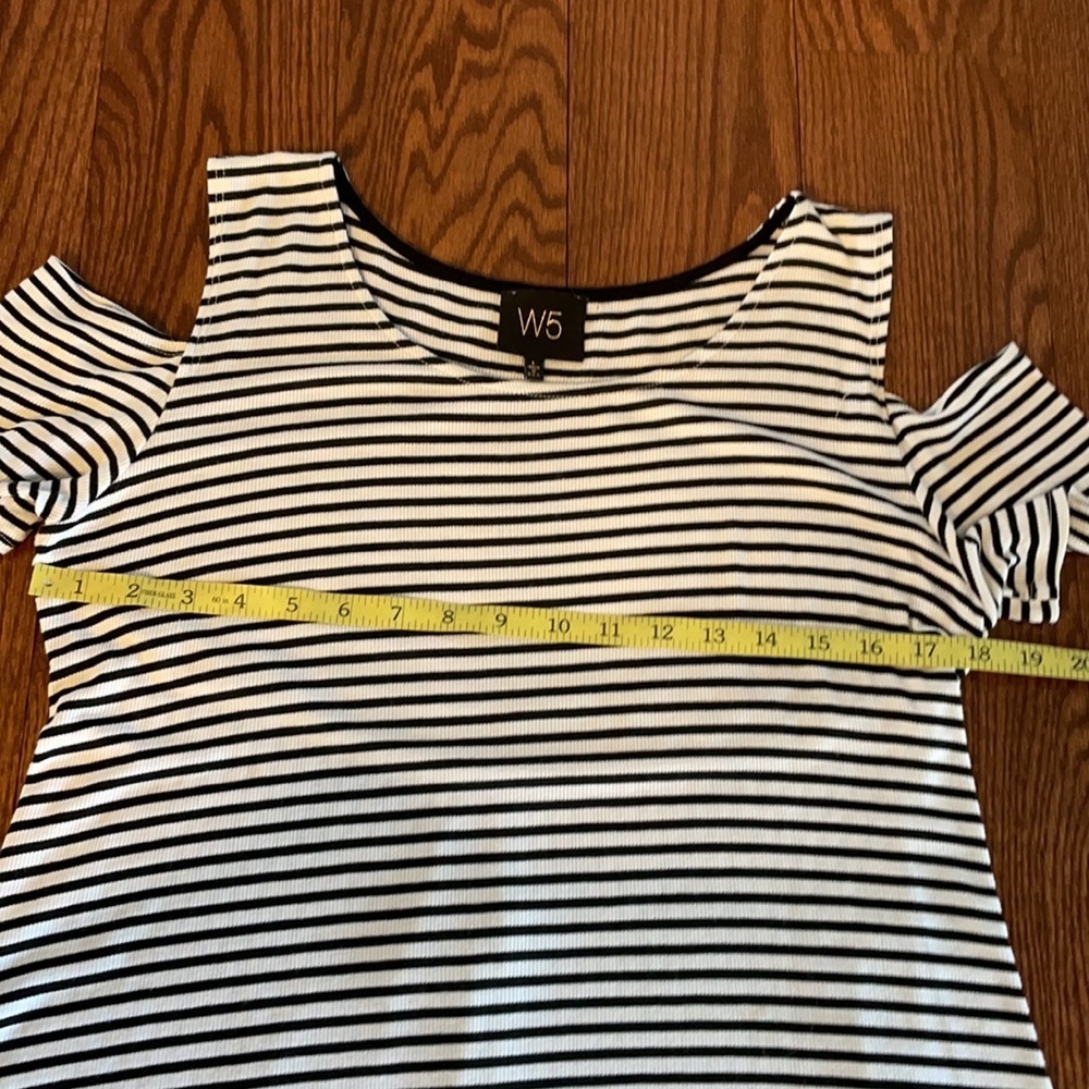 Anthropologie W5 cold shoulder women’s top. Striped High low pleat back Size L - Picture 10 of 11